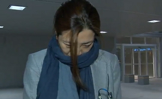 '갑질' 논란을 일으킨 조현민 대한항공 전무가 지난 15일 새벽 귀국하며 고개 숙이고 있다.  MBC 화면 캡처=연합뉴스